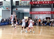 篮球比赛中球队传球默契，实现背靠背胜利