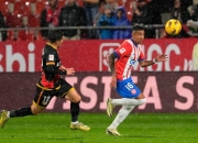 包含赫罗纳主场战胜基尔内斯，保级形势良好的词条