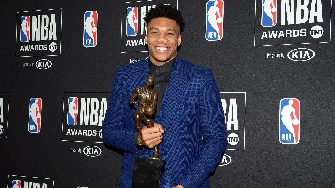 队员大卫拉塞尔成为传奇杰出球员蝉联MVP